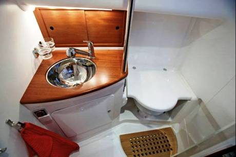 Nimbus 335 Coupés toalett har separat duschkabin.