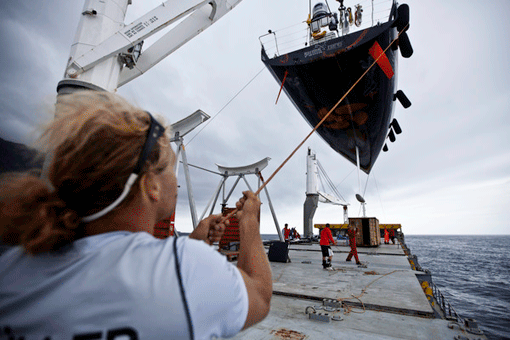Puma lastas på containerskeppet. Foto: Amory Ross/Volvo Ocean Race