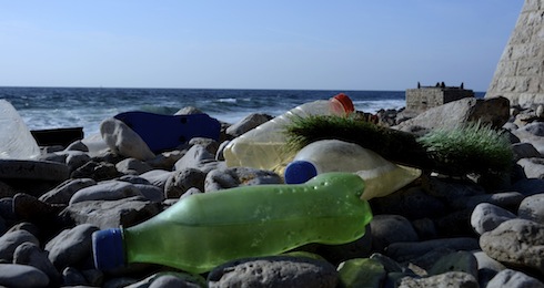 nyheter_2013_Bacterias_eating_rubbish_Plastic_pollution