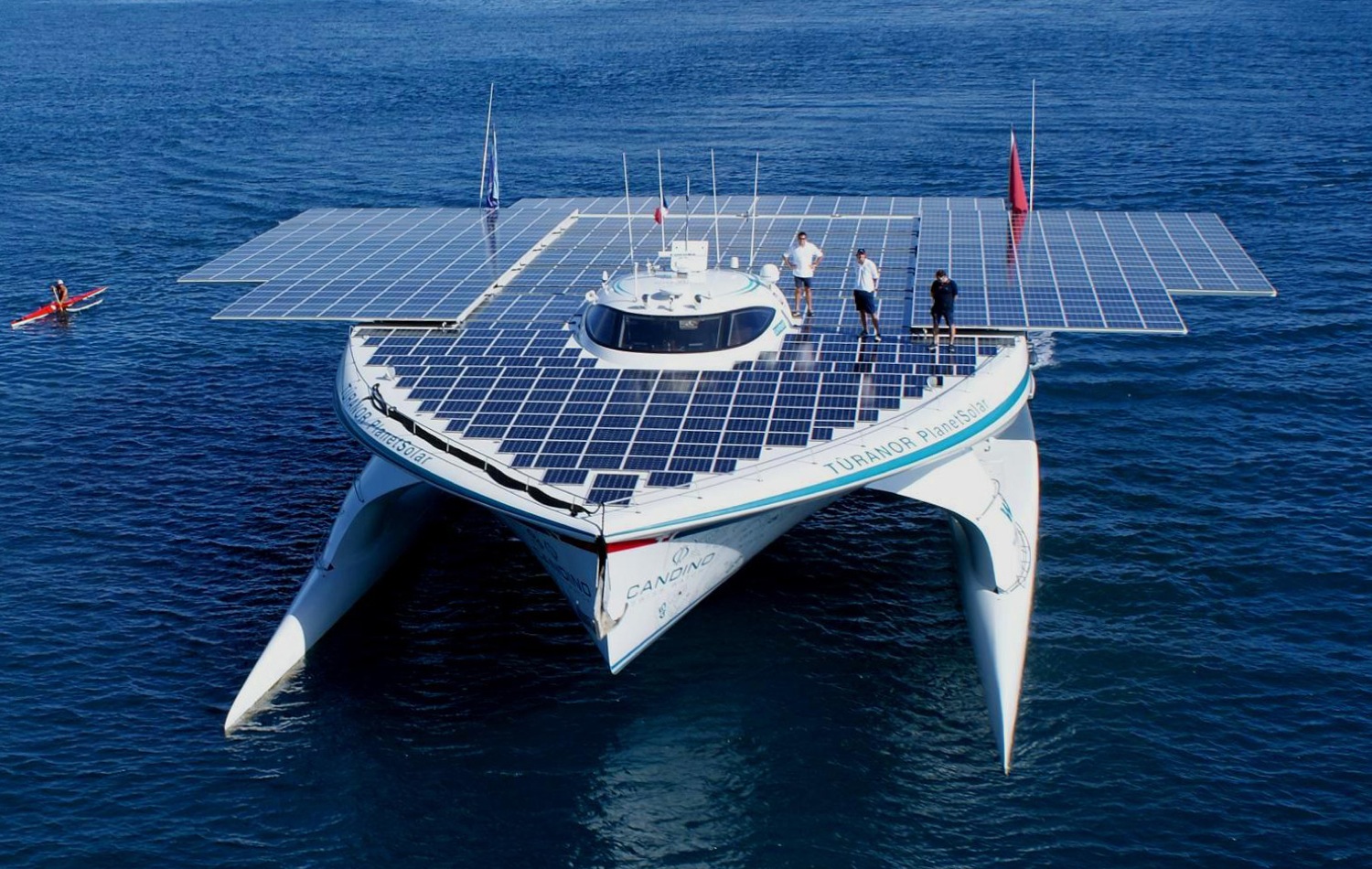 PlanetSolar är  med sina 30 x 23 meter världens största sollcellsdrivna fartyg. 