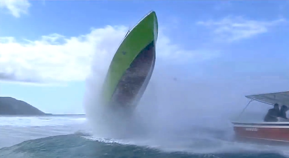 Spektakulart_2014_Surffotografer_i_trubbel_Stegrande_boat