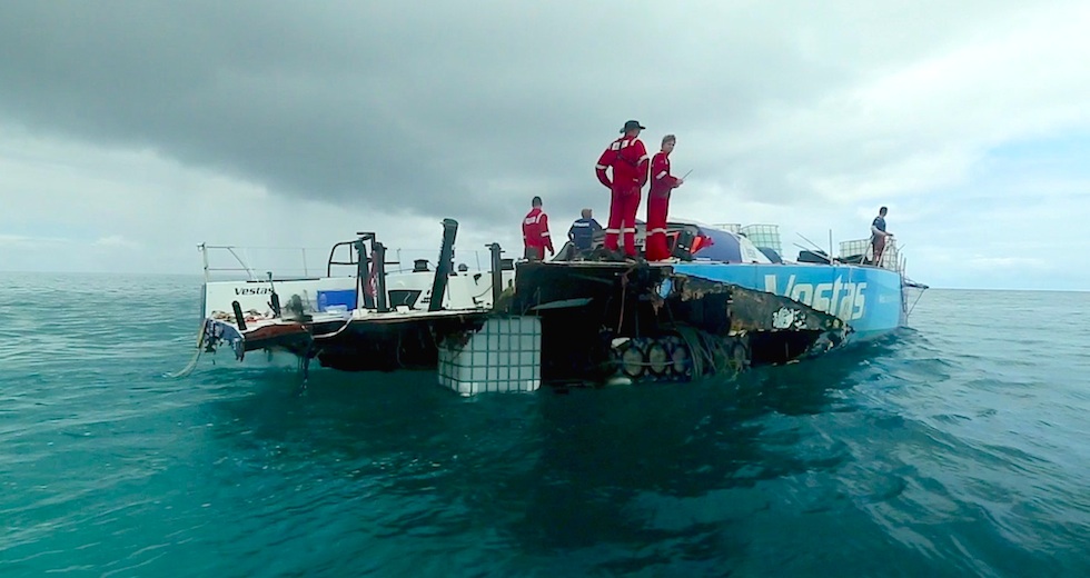 racing_havskappsegling_2014_VOR_Etapp_2_Vestas_recovery_Puff_Vestar_off_the_reef_Artikel