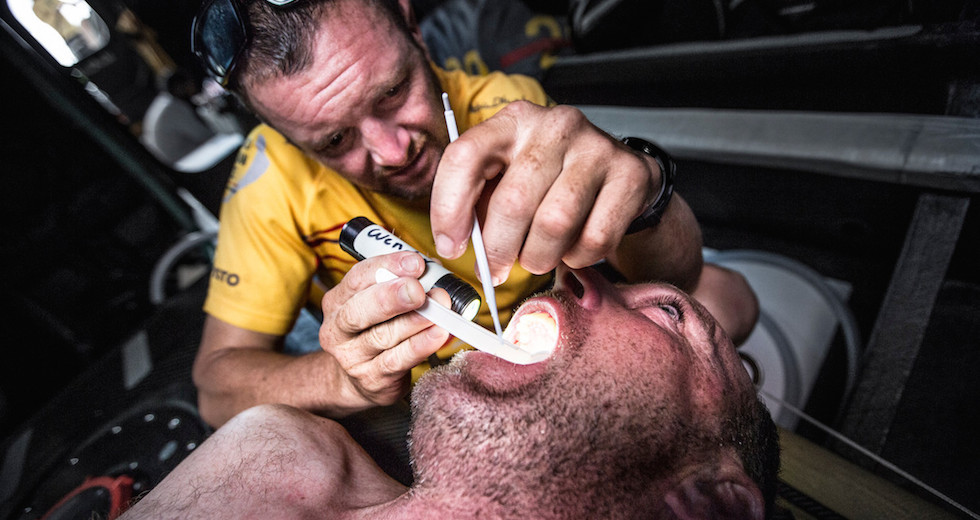 racing_havskappsegling_2014_VOR_Life_at_the_Extreme_Ep_11_Dentist_onboard_ABU