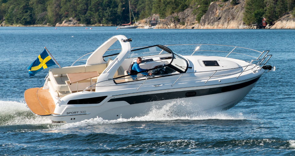 batar_Tester_motorbatar_2015_BavariaSport300_Ingang_puffbild_bavaria-sport-300-hamnen1