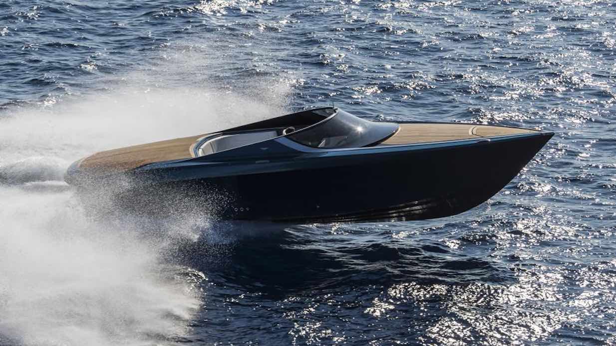 batar_motorbatar_2016_AstonMartinn_Ingang_AsonMartinIngangFix