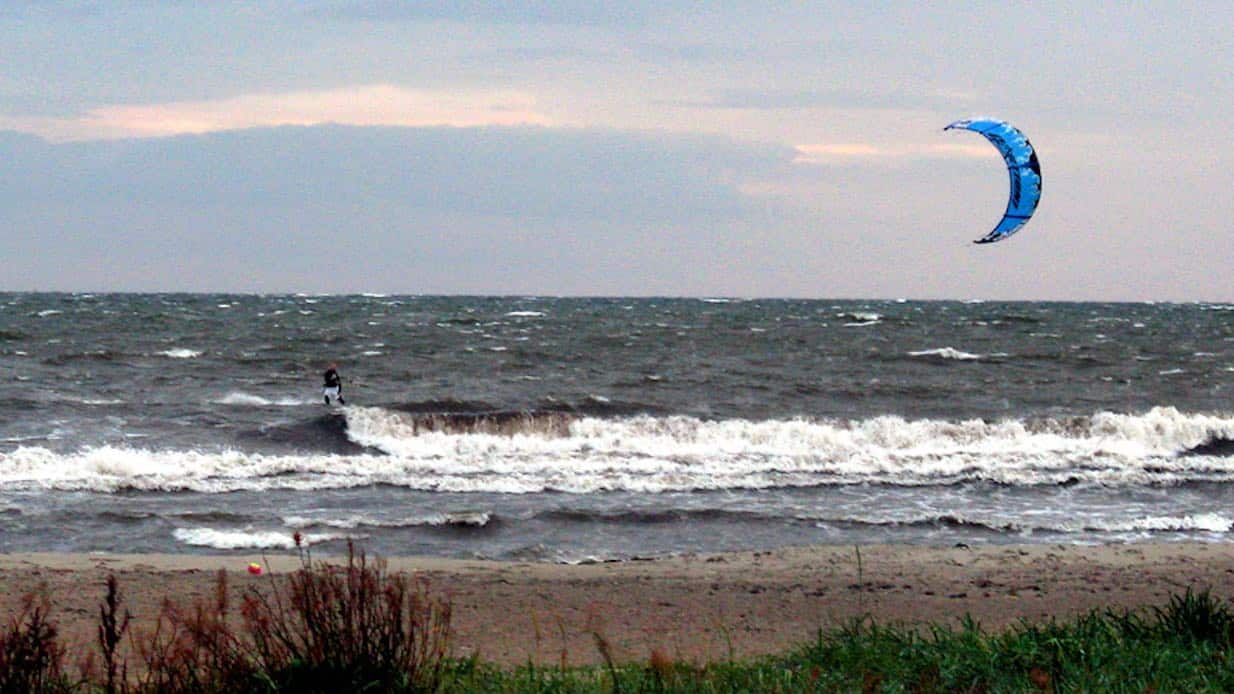 Kitesurfare stops train