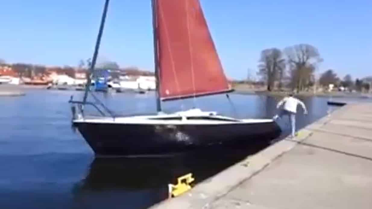 Sailboat docking with no skipper