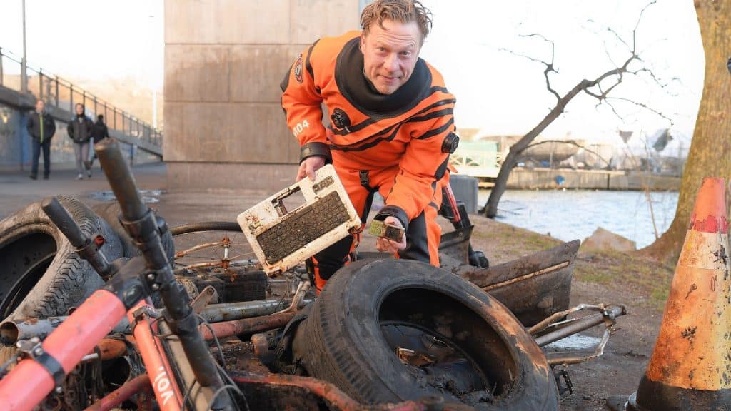 Dykning efter avfall Dykning efter avfall