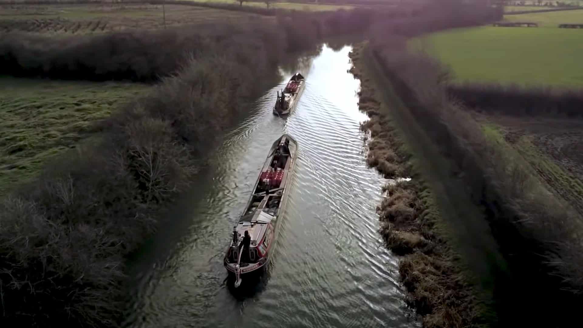 Engels kanalbåt i sakta mak söder om Milton Keynes i England.
