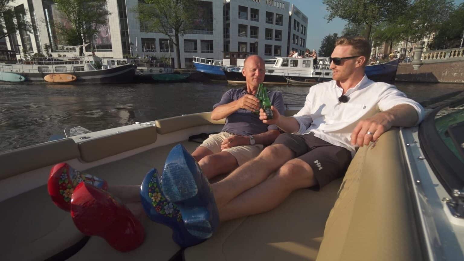 Boatlife-in-the-canals-Amsterdam