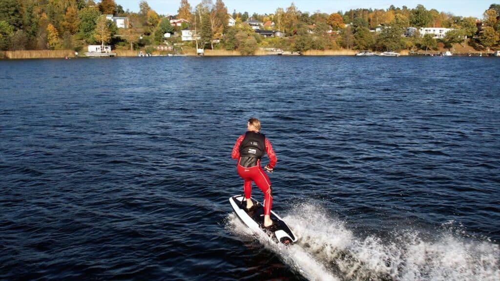 Awake_Rävik_3_eldriven_surfbrada