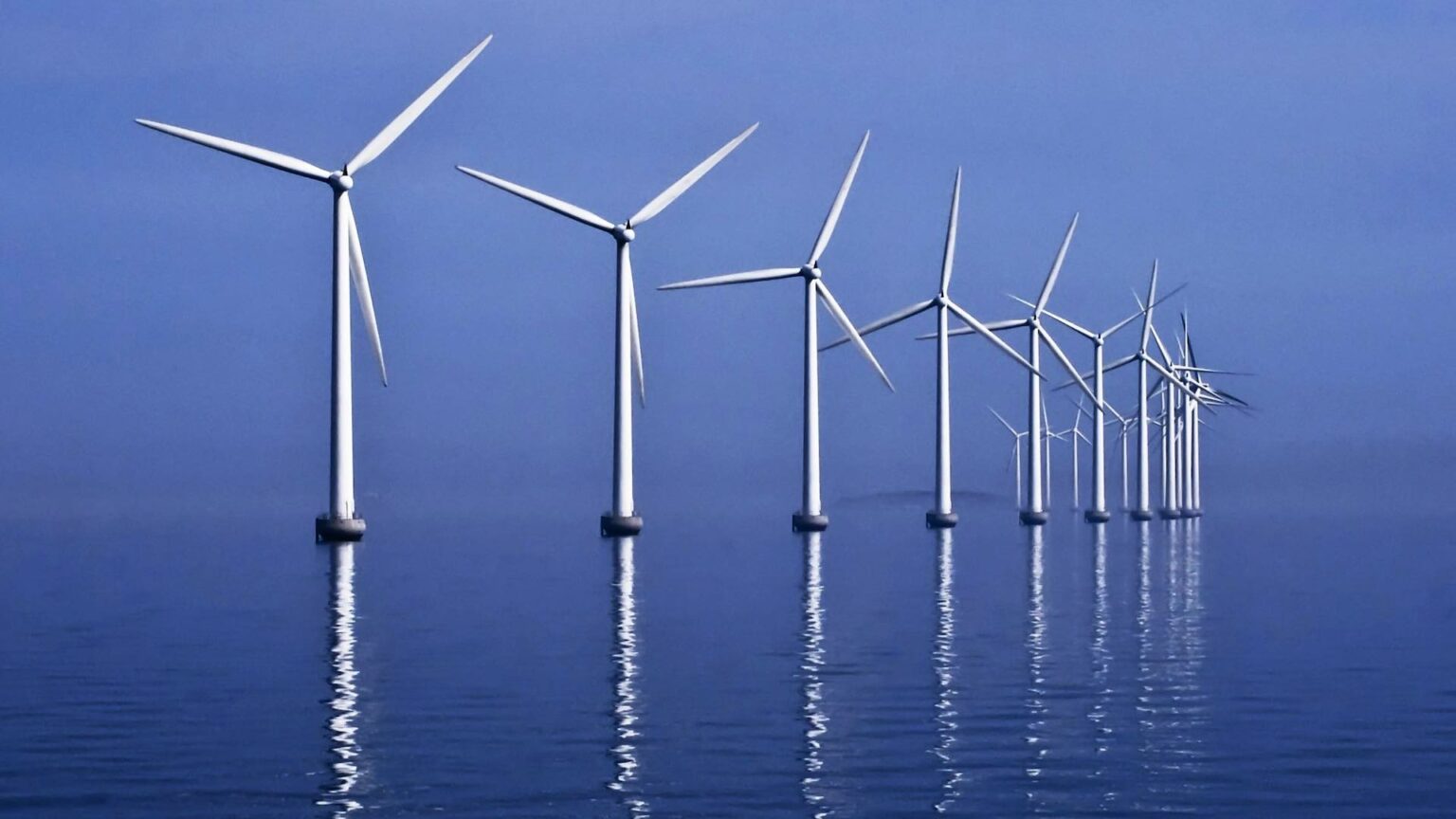 Regeringen ser ett stort behov av att öka energiproduktionen och vill satsa på havsbaserad vindkraft.