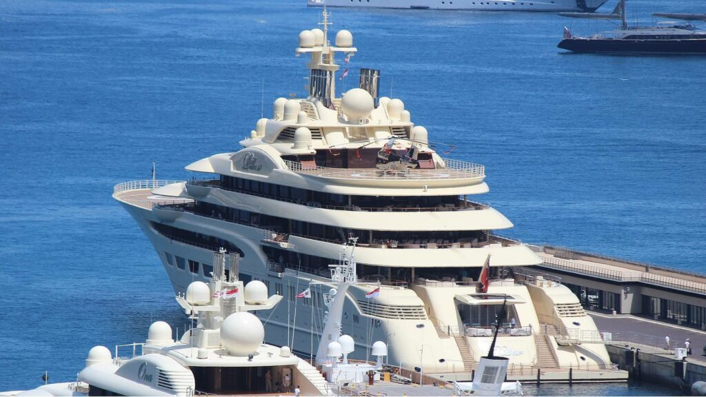 Dilbar_yacht_Oligark