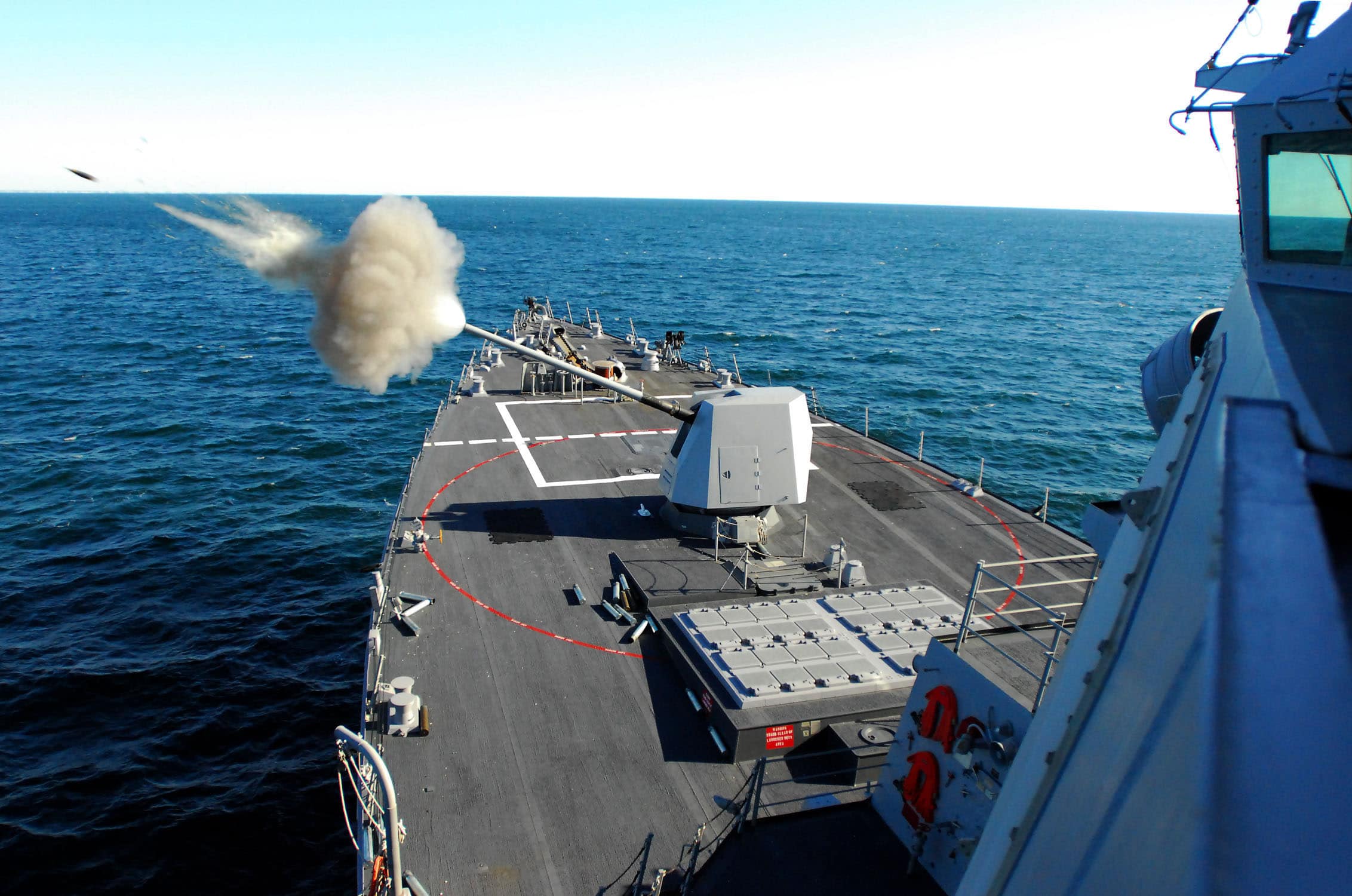 Stridsfartyget-USS-Forest-Sherman-testar-sina-krigsutrustning