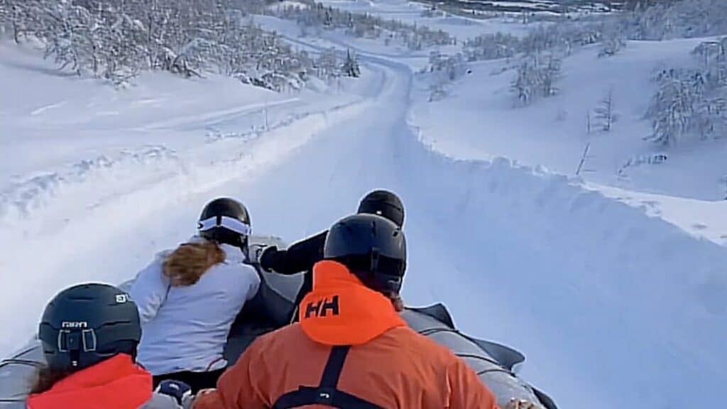 Boat_down_a_skislope