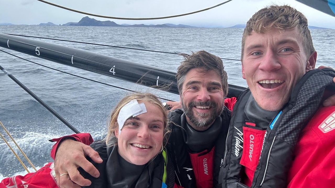 Ombord på Team Malizias IMOCA 60 som under måndagseftermiddagen blev först med att runda Kap Horn. Detta firade Will Harris, Rosalin Kuiper och Boris Hermann med den snudd på obligatoriska selfien.