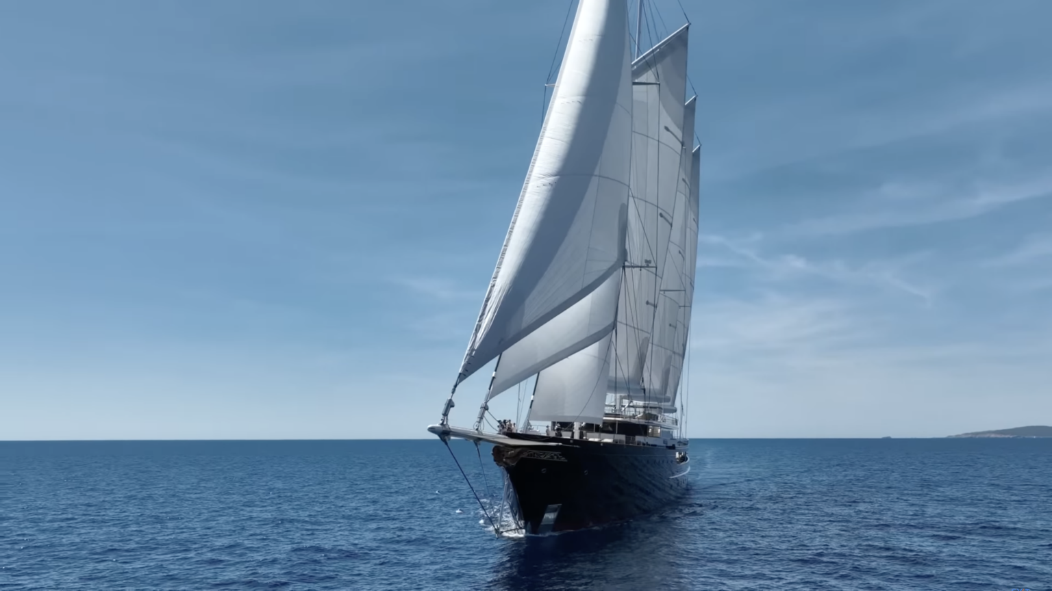 Jeff-Bezos-koru-yacht