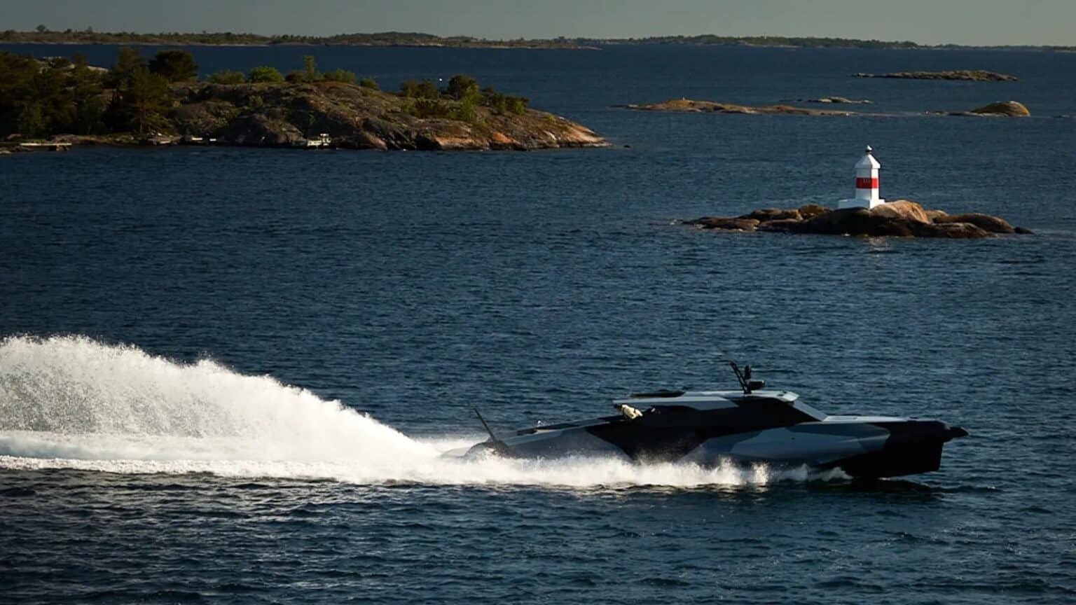 Jon-Olssons-båt-i-Stockholms-skärgård beskuren