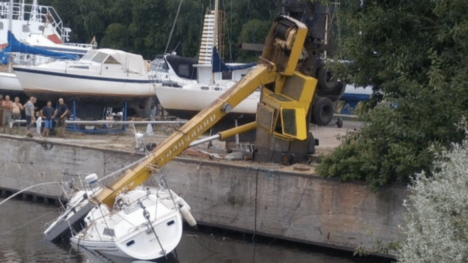 Kranbil-valter-over-segelbat-sjosattning