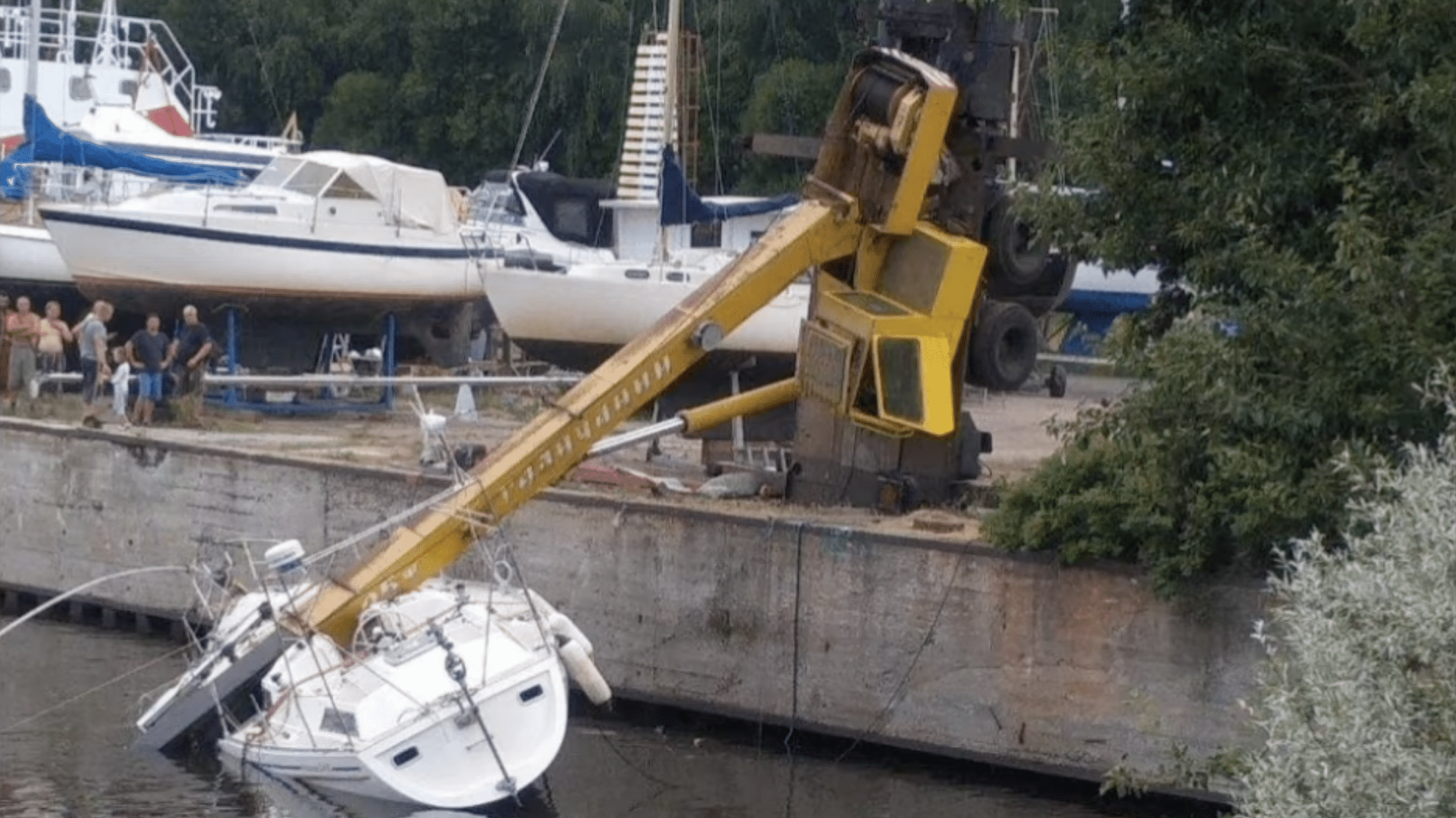 Kranbil-valter-over-segelbat-sjosattning