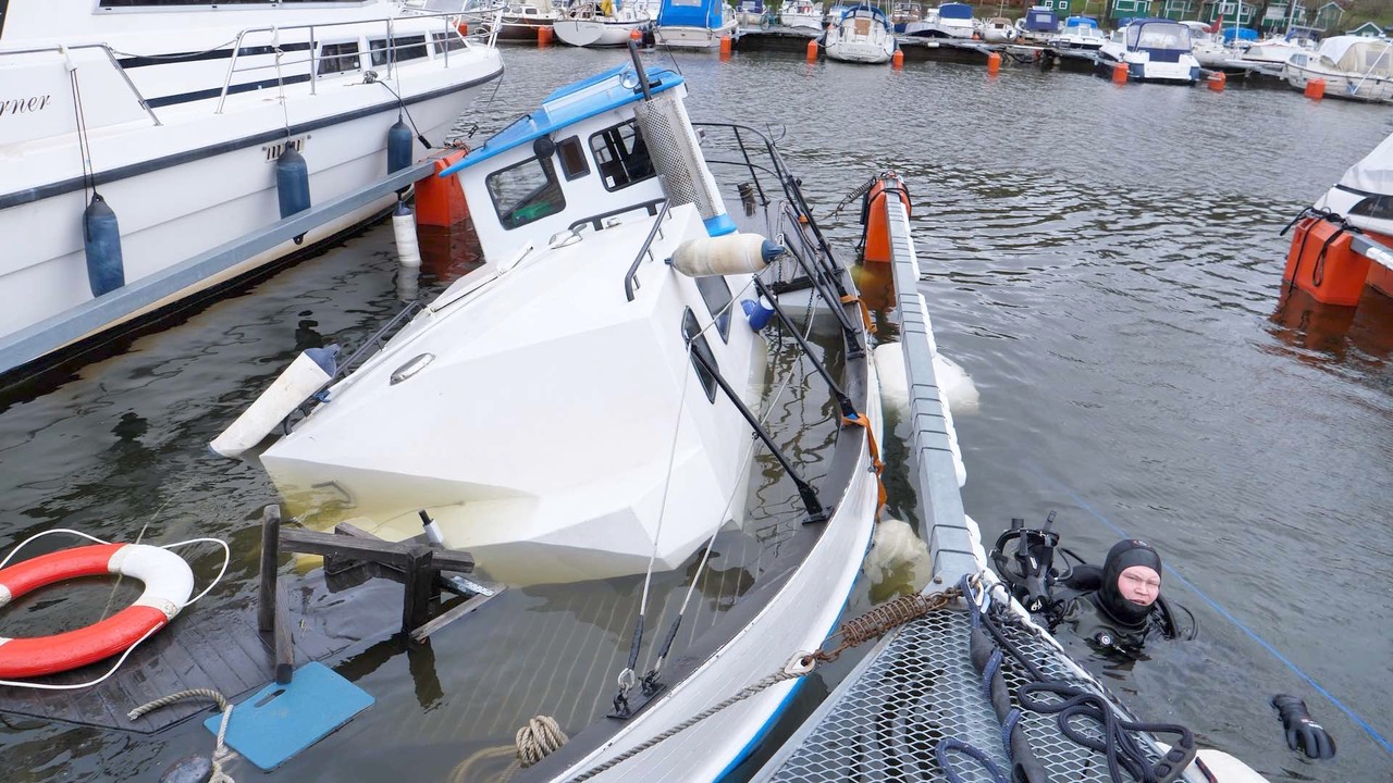 Trabat-sjunker-vid-bryggan