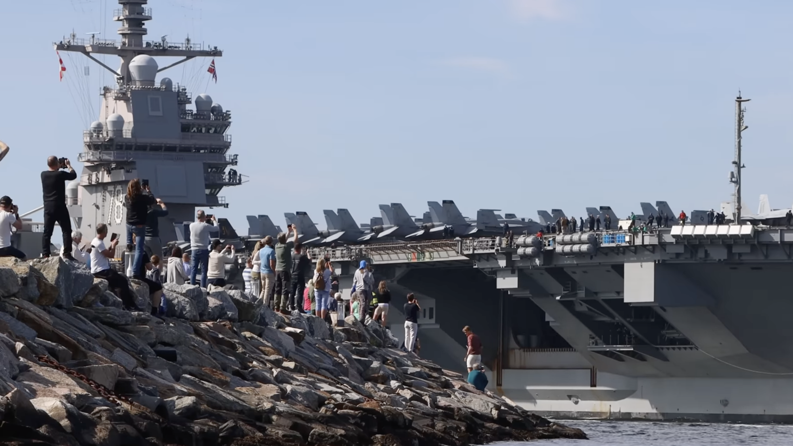 Här glider Världens största hangarfartyg in på Oslofjärden! | Hamnen.se USS-Gerald-R-Ford-Hangarfartyg