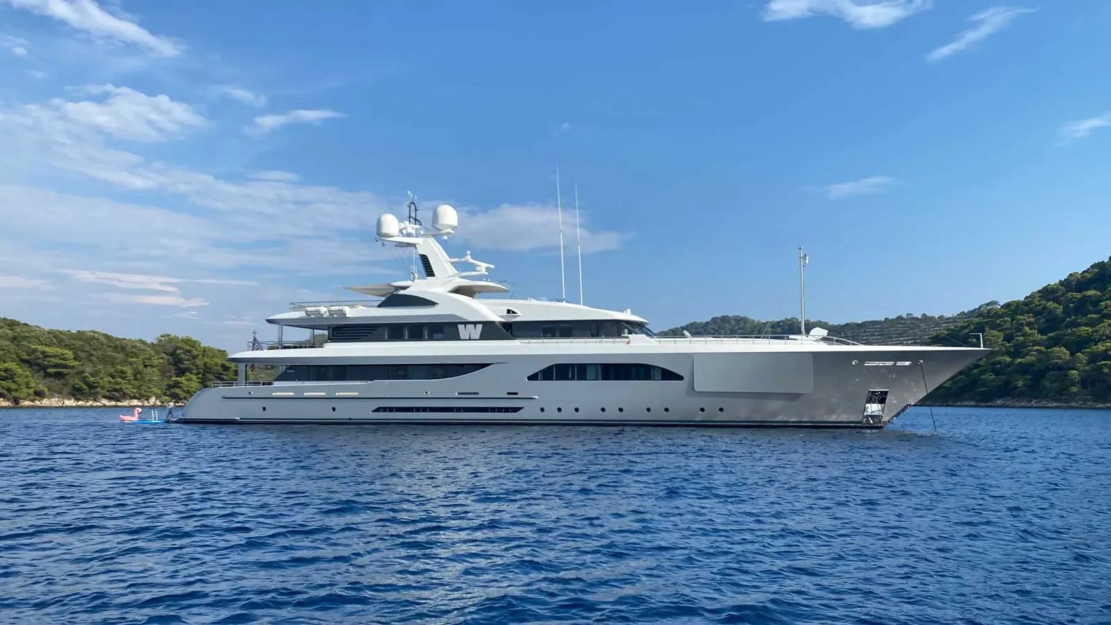 Man räddad av lyxjakt efter fem dagar till havs i uppblåsbar leksak! | Hamnen.se Feadship-w-raddning-man-malaga-strandad