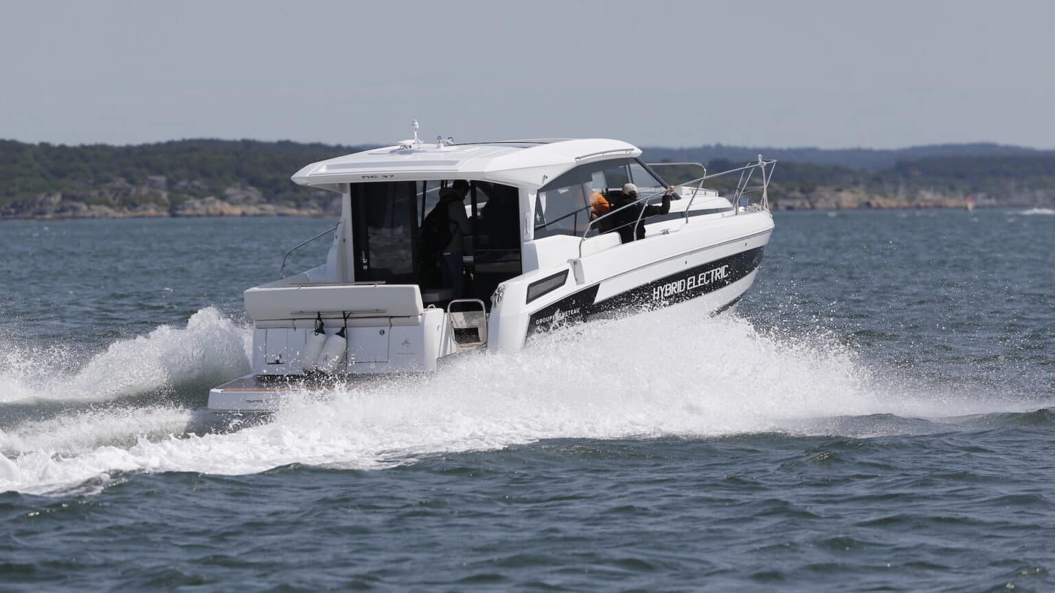 Volvo Penta och Beneteau tar första steget in i ett elektrifierat båtliv – ny konceptbåt med hybriddrift.
