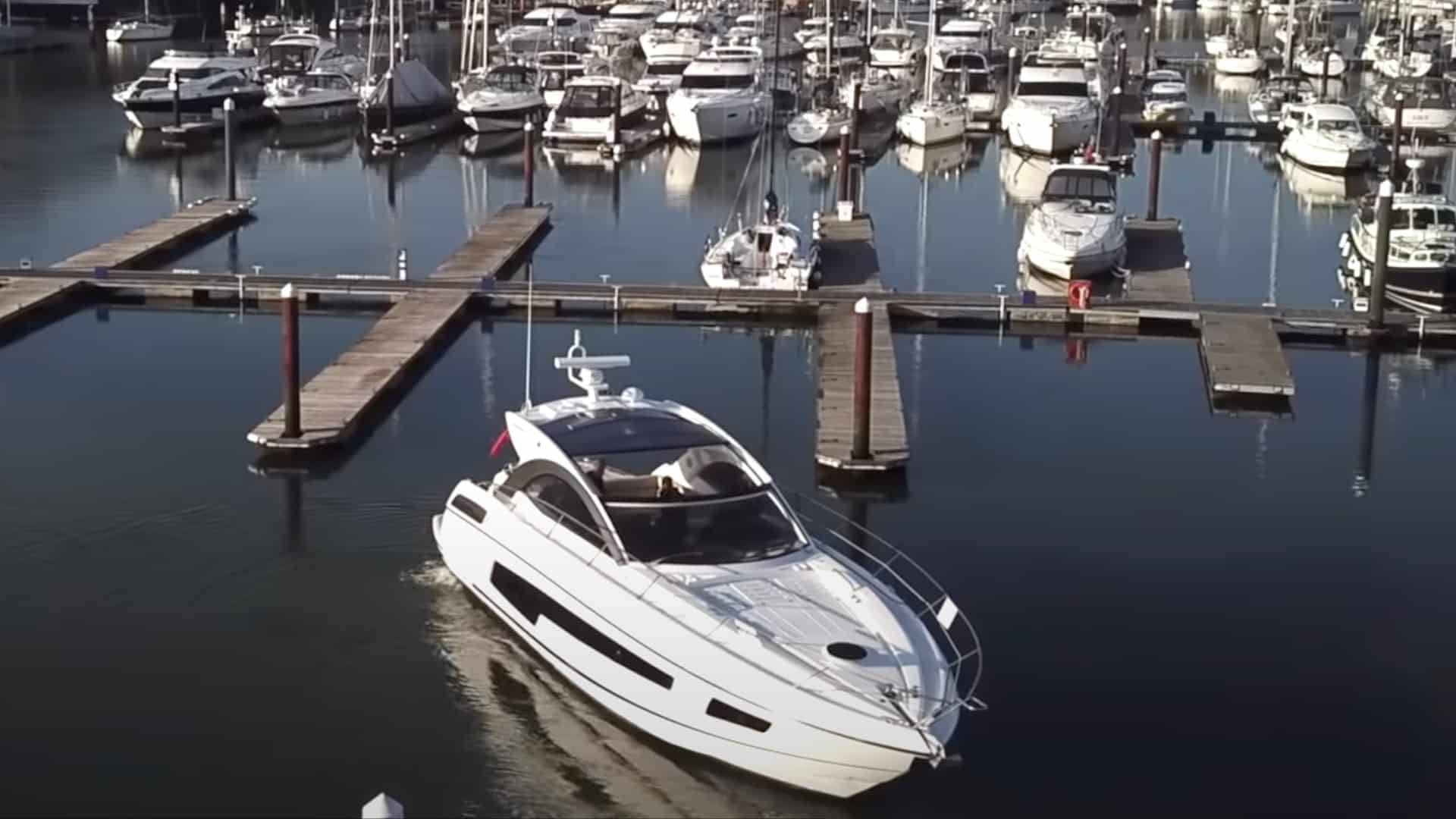 Motorbåtskola – så backar du in mot bryggan med stil