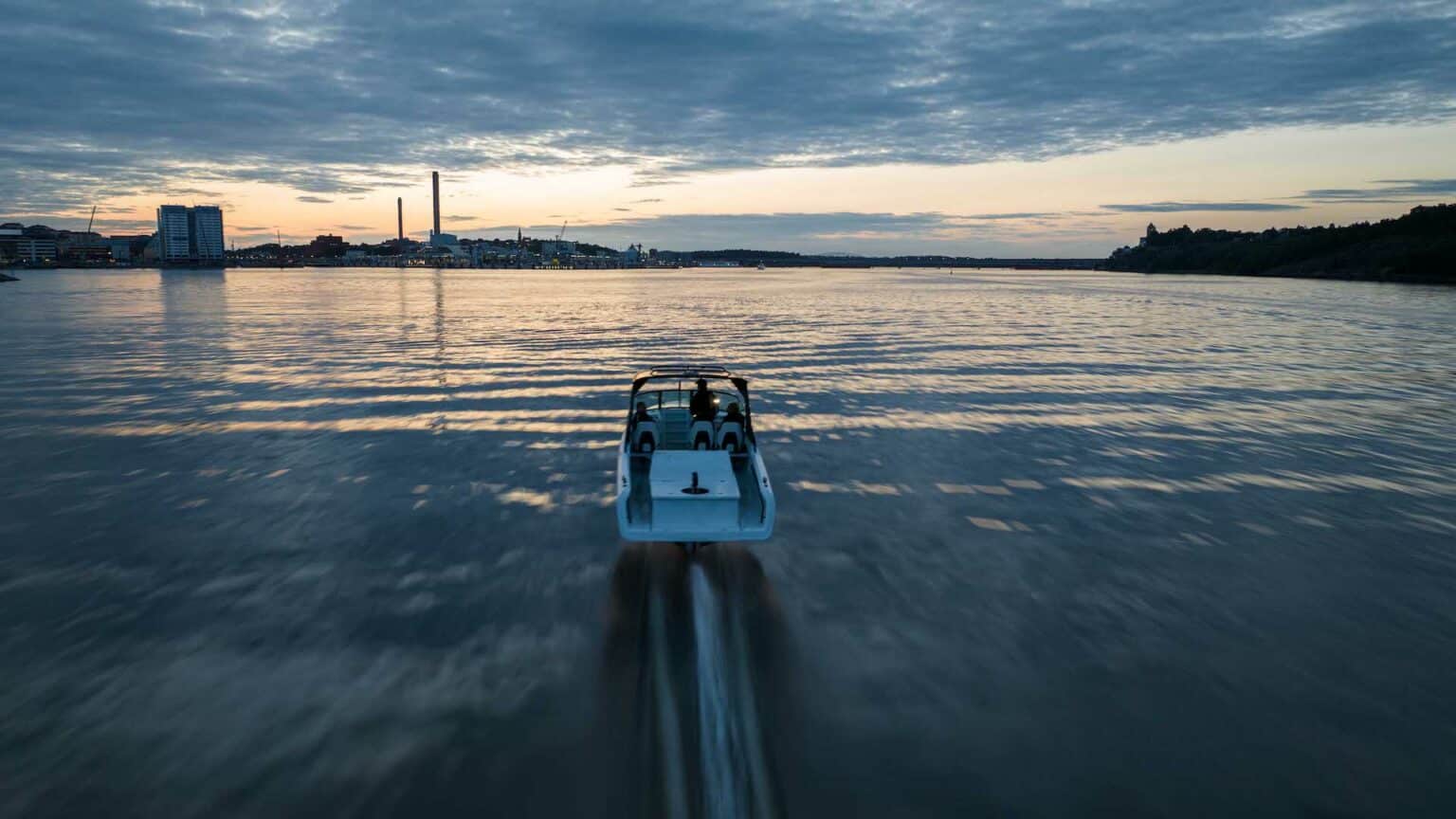 Med 420 sjömil tillryggalagt under ett dygn är det gamla rekordet på 79 slaget med råge!