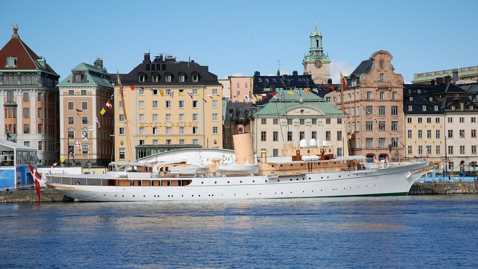 Kungsskeppet Dannebrog vid Skeppsbron i Stockholm 2010. Foto: Bengt Oberger