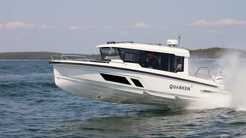 Hyttbåten Quarken 27 Cabin under ett av Hamnen.se test på mässan Finnboat.