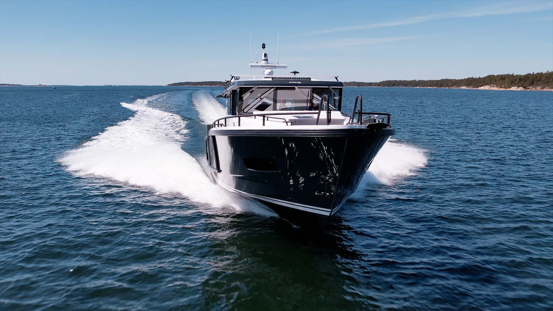 Sargo 45 – mäktig ovädersbåt med ena foten i finrummet