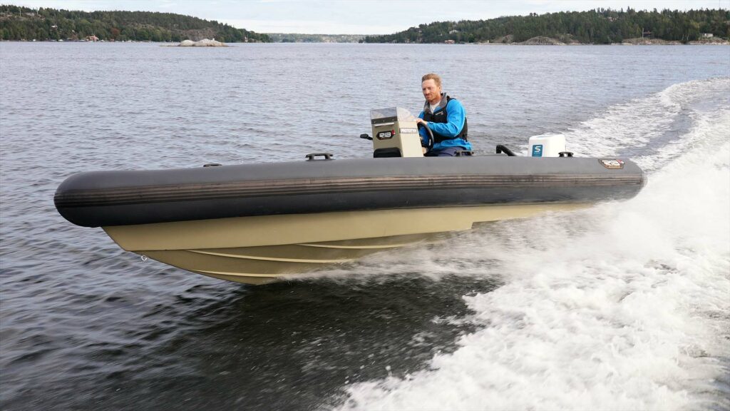 Eldriven-Rib-med-med-utombordare-testas-av-Hamnen