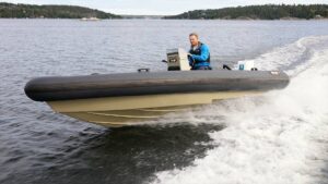 Eldriven-Rib-med-med-utombordare-testas-av-Hamnen
