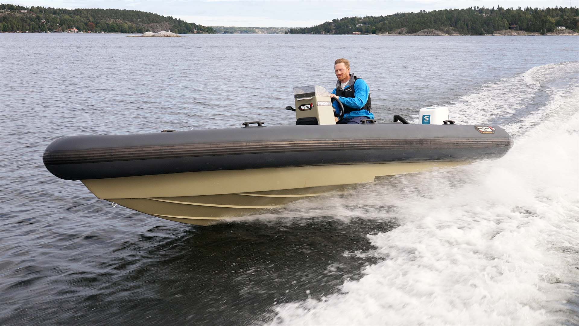 Eldriven-Rib-med-med-utombordare-testas-av-Hamnen
