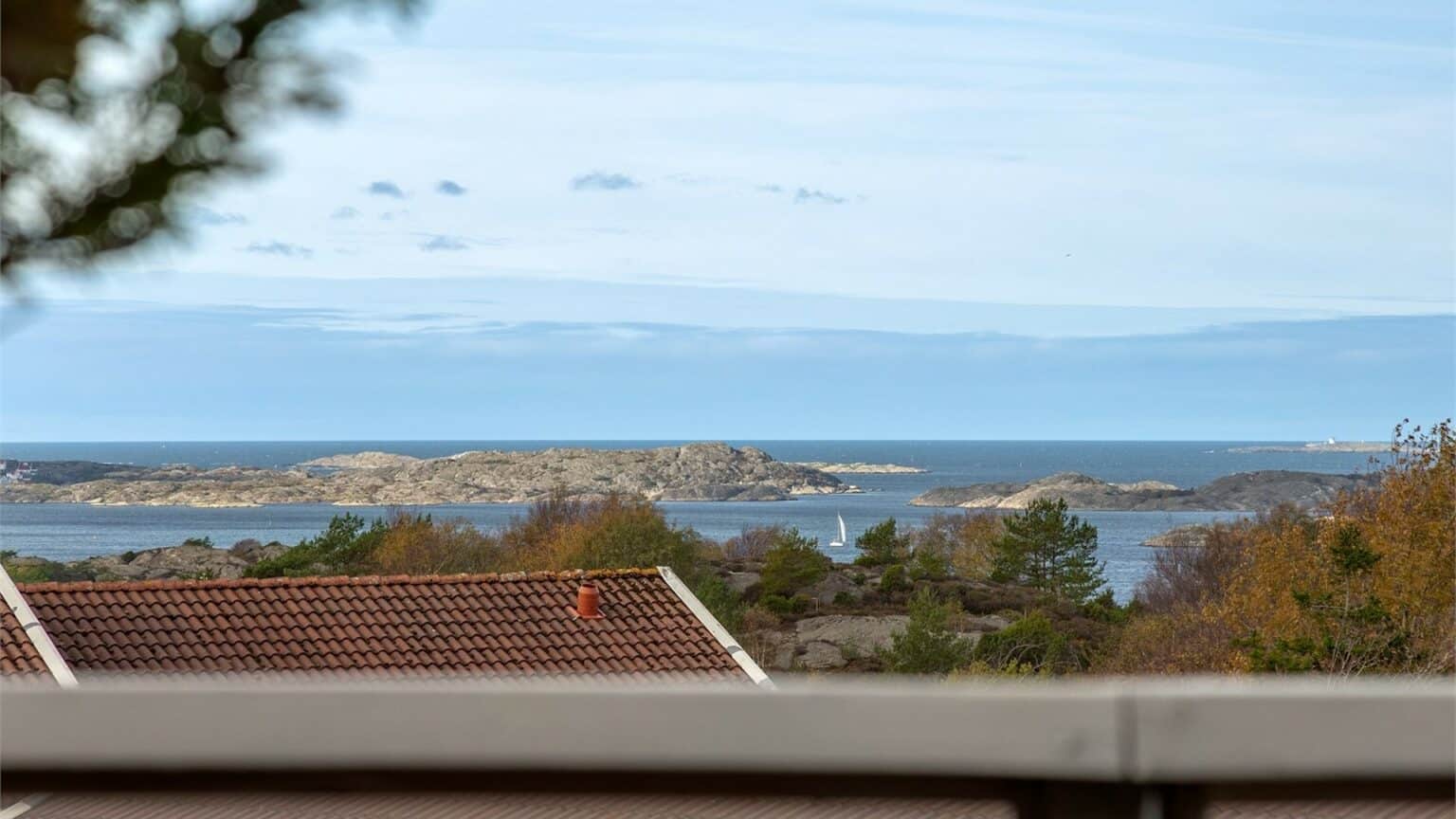 Magnus Rassys villa, som nu är till salu, kommer med en storslagen havsutsikt.