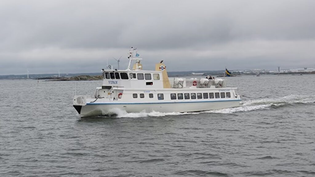 Skärgårdsfarja_korde_pa_land
