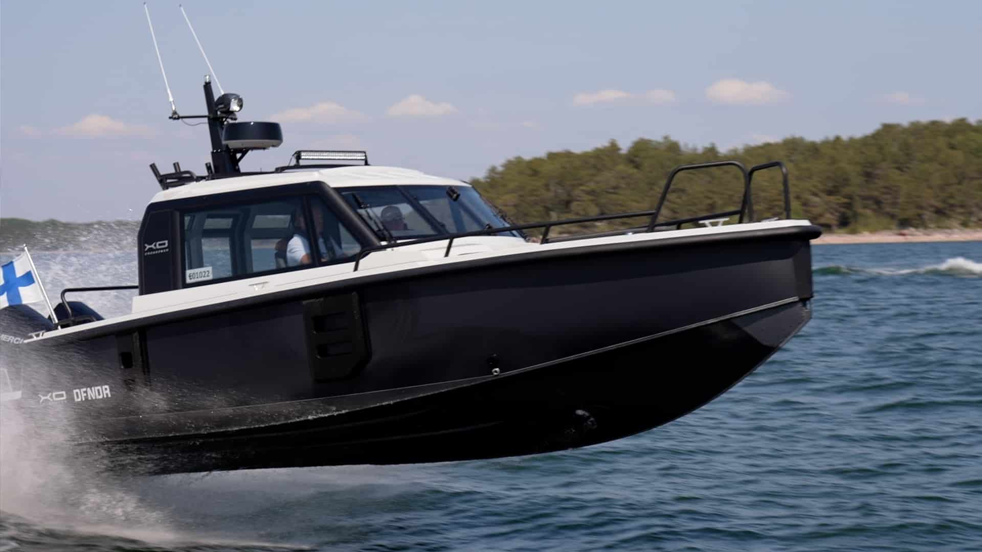 Test: XO DFNDR 8 – pigg pendlarbåt med stöddig attityd