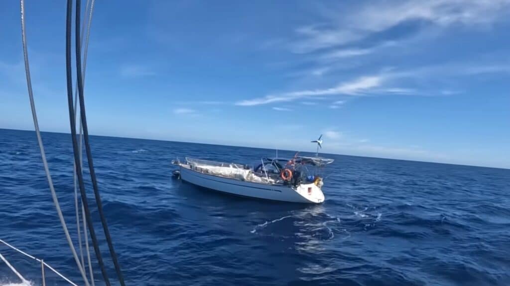 Sailing Zinagros youtube-serie i tre delar visar deras insats för att undsätta en fransk besättning över 1200 sjömil från land.