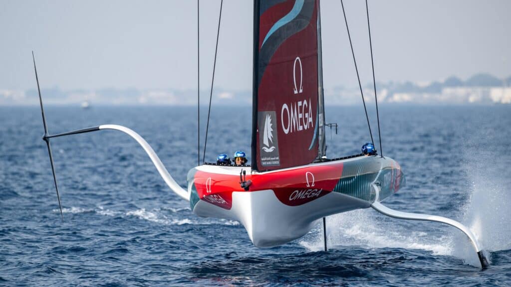 Emirates Team New Zealands Nathan Outteridge ger en rundtur i lagets AC40. Foto: America's Cup