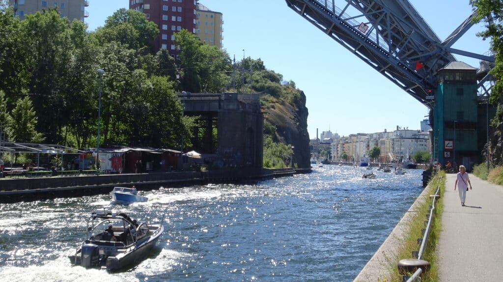 Danviksbron stänger för båtar högre än 10 meter under säsongen 2026.