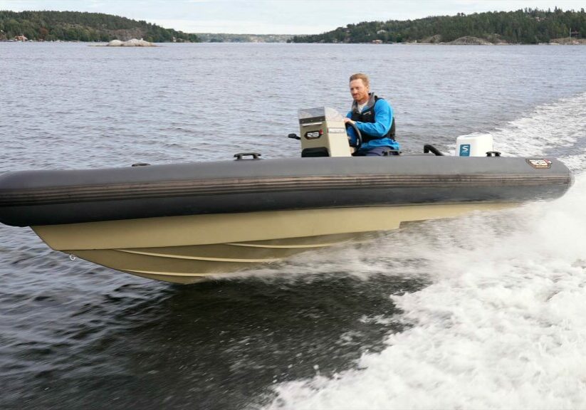 Eldriven-Rib-med-med-utombordare-testas-av-Hamnen