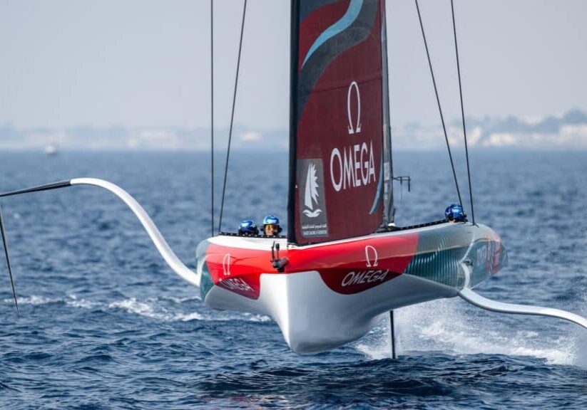 Emirates Team New Zealands Nathan Outteridge ger en rundtur i lagets AC40. Foto: America's Cup