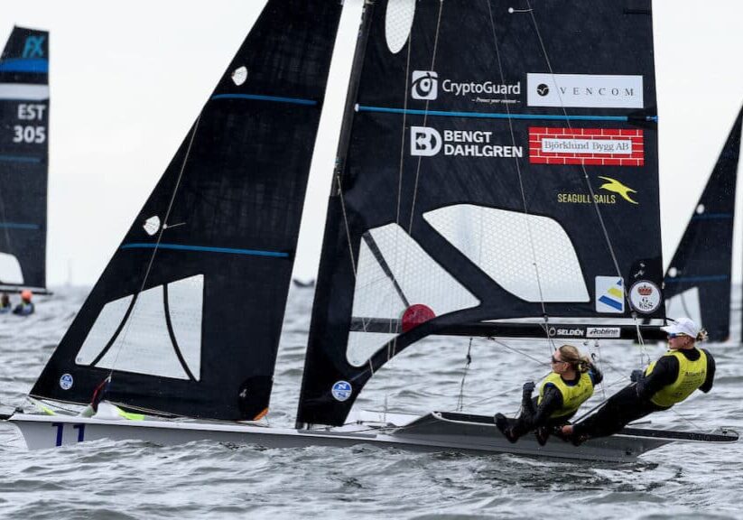 Sveriges just nu bästa kappseglingsbesättning bestående av Vilma Bobeck och Rebevva Netzler kan vinna seglingsvärldens finaste pris.
Foto: Sailing Energy / World Sailing.  13 August 2023.