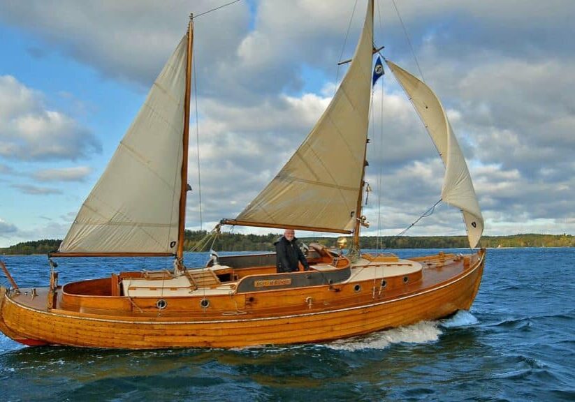 Segelbat-i-tra-ritad-av-Petterson