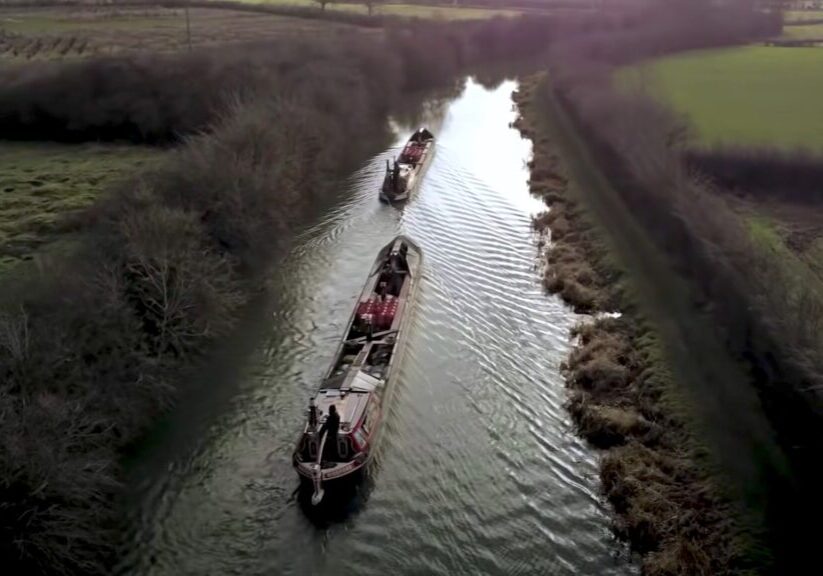 Engels kanalbåt i sakta mak söder om Milton Keynes i England.
