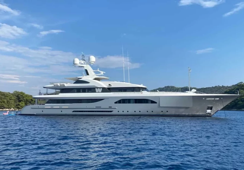 Feadship-w-raddning-man-malaga-strandad