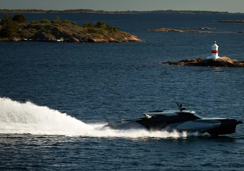 Jon-Olssons-båt-i-Stockholms-skärgård beskuren