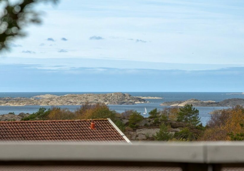 Magnus Rassys villa, som nu är till salu, kommer med en storslagen havsutsikt. 